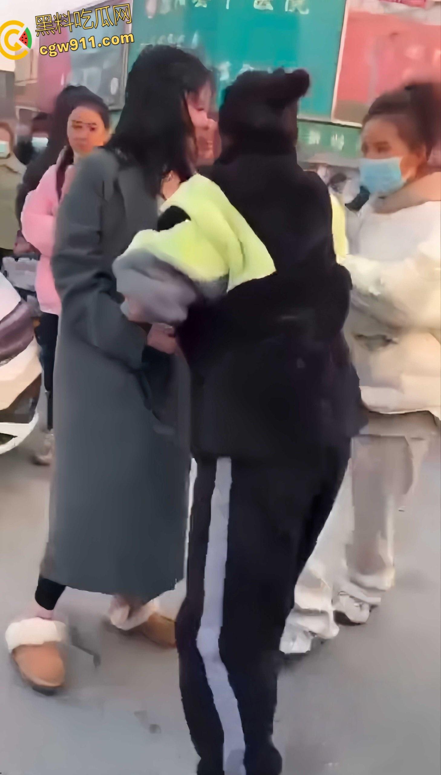 温州街头惊爆火辣抓奸大戏,原配带人当街手撕小三,怒骂掌掴不断,头发都给人家剪掉,场面火爆到炸!