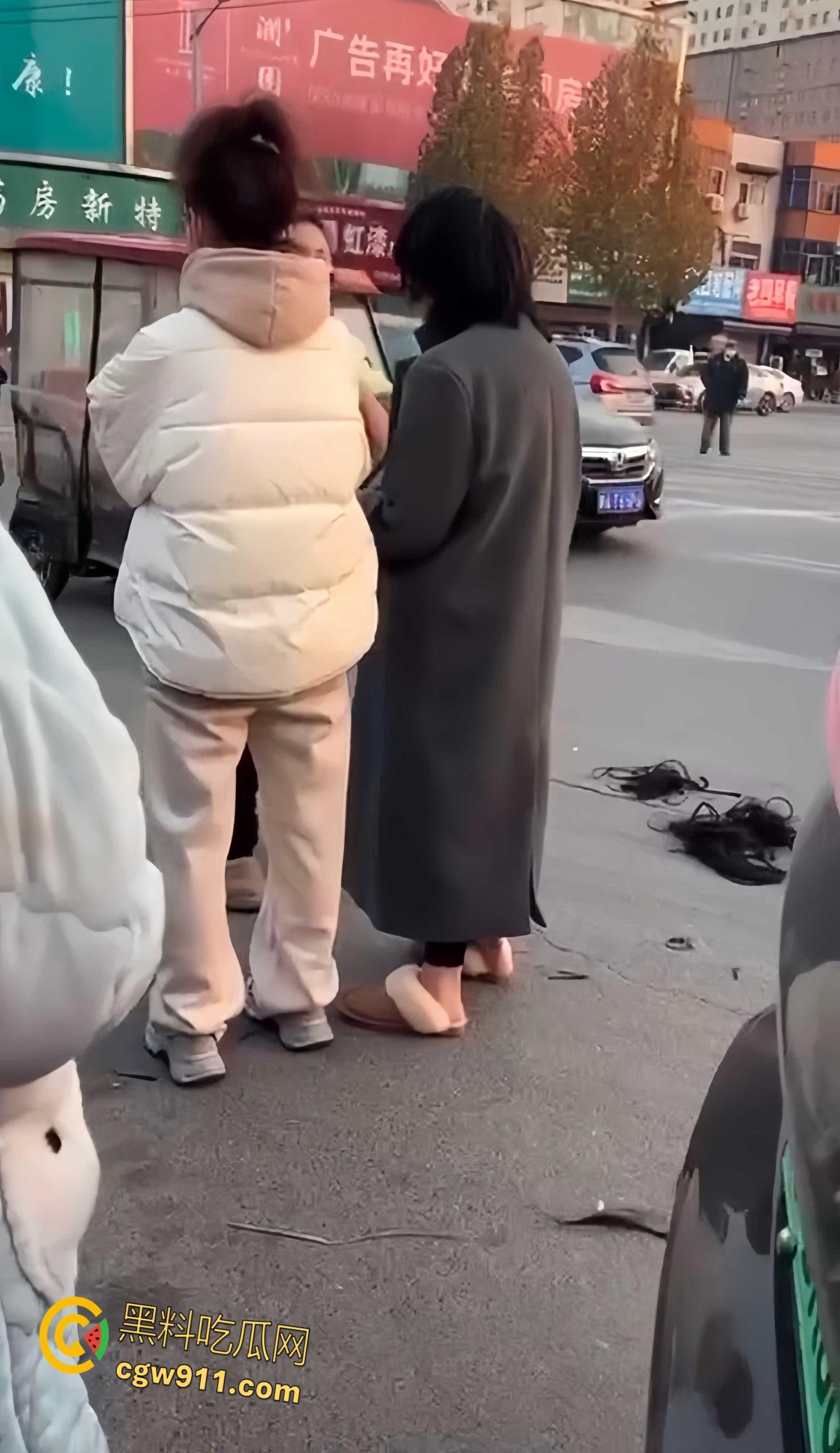 温州街头惊爆火辣抓奸大戏,原配带人当街手撕小三,怒骂掌掴不断,头发都给人家剪掉,场面火爆到炸!