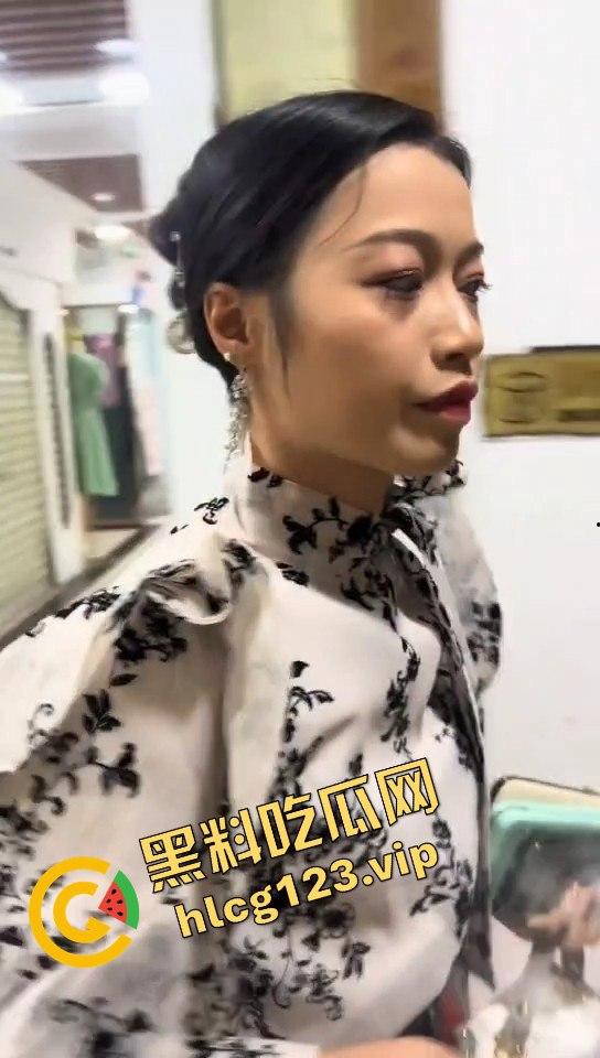 瓜友抓小三现场，广西婊子知三当三！贱人终究逃不过，捉奸现场太文明了？