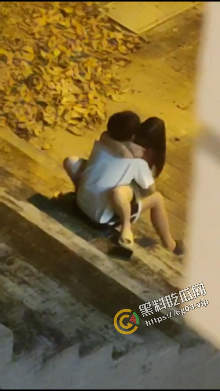 城市学院 小情侣校园路灯下台阶户外活动 被女生宿舍全程偷拍下来 还带解说野战