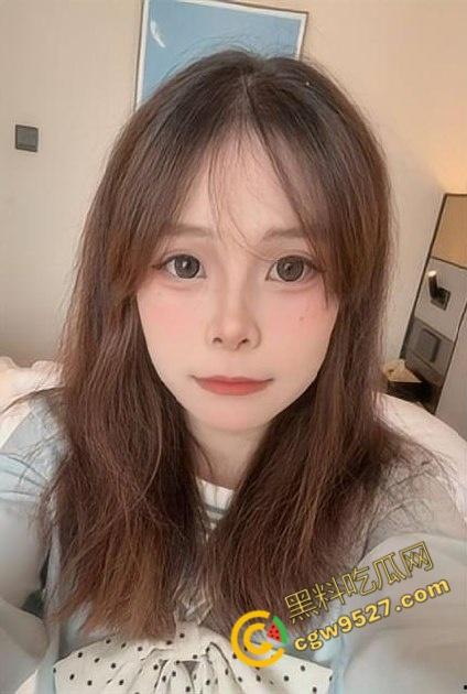 禁忌的校园激情！与妹妹在学校石凳上的激情做爱，粉嫩小穴被爆操内射，既刺激又淫荡