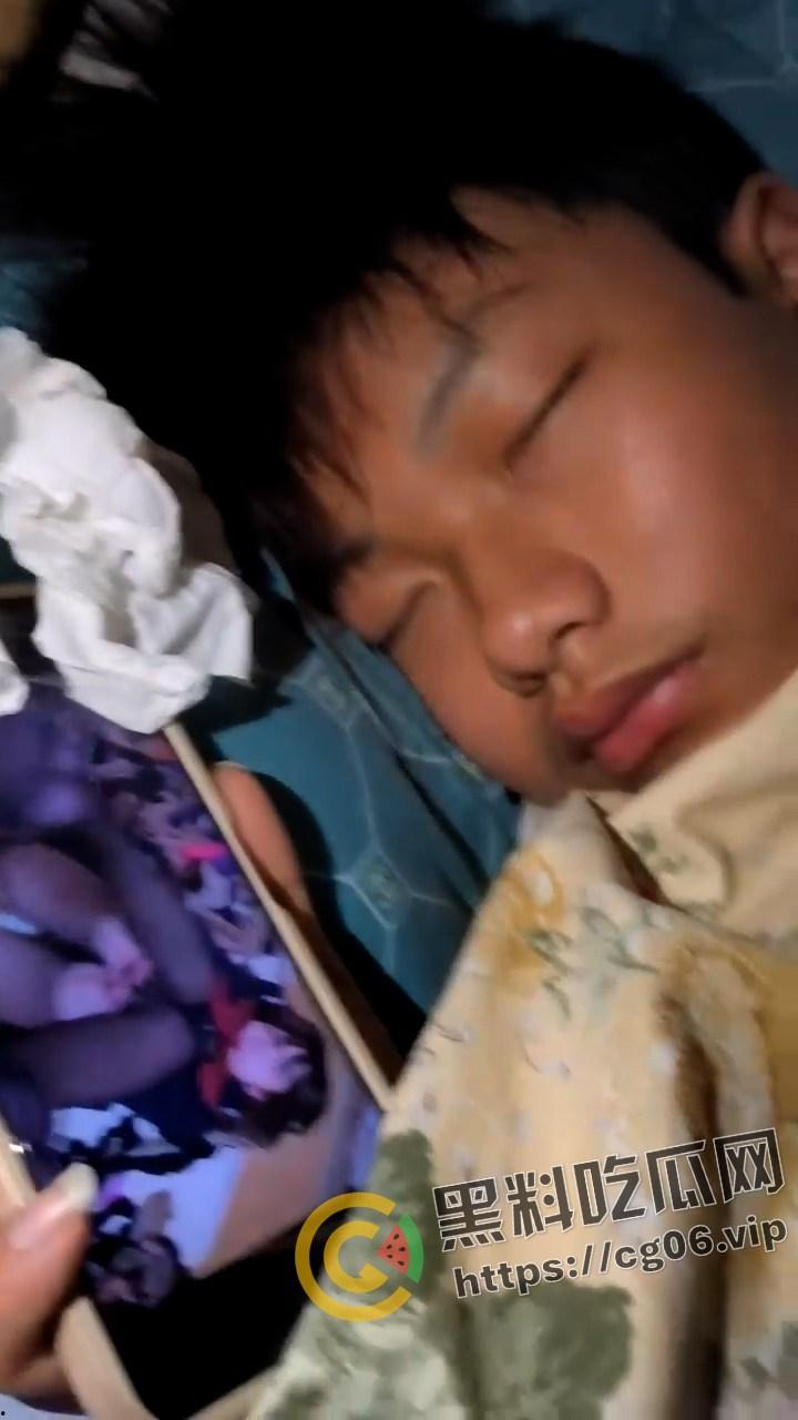 广西初中生宿舍全员老色鬼！集体看片打飞机  竟然还有人打飞机打睡着了  不愧是广西老表