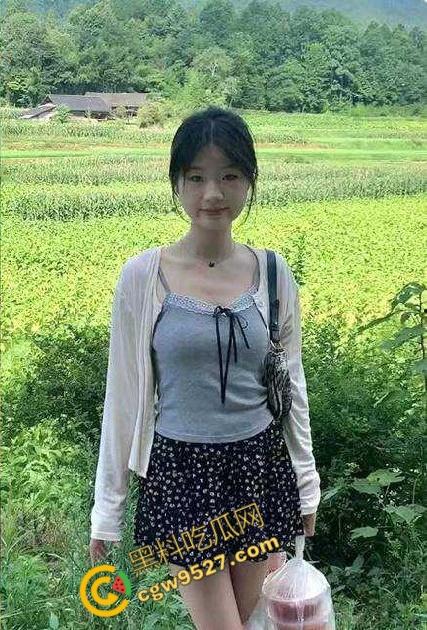 海角乱伦!贪玩的大学生表妹,诱惑的禁忌之恋,叔叔托我照顾她,我却将大屌深深插入表妹嫩穴