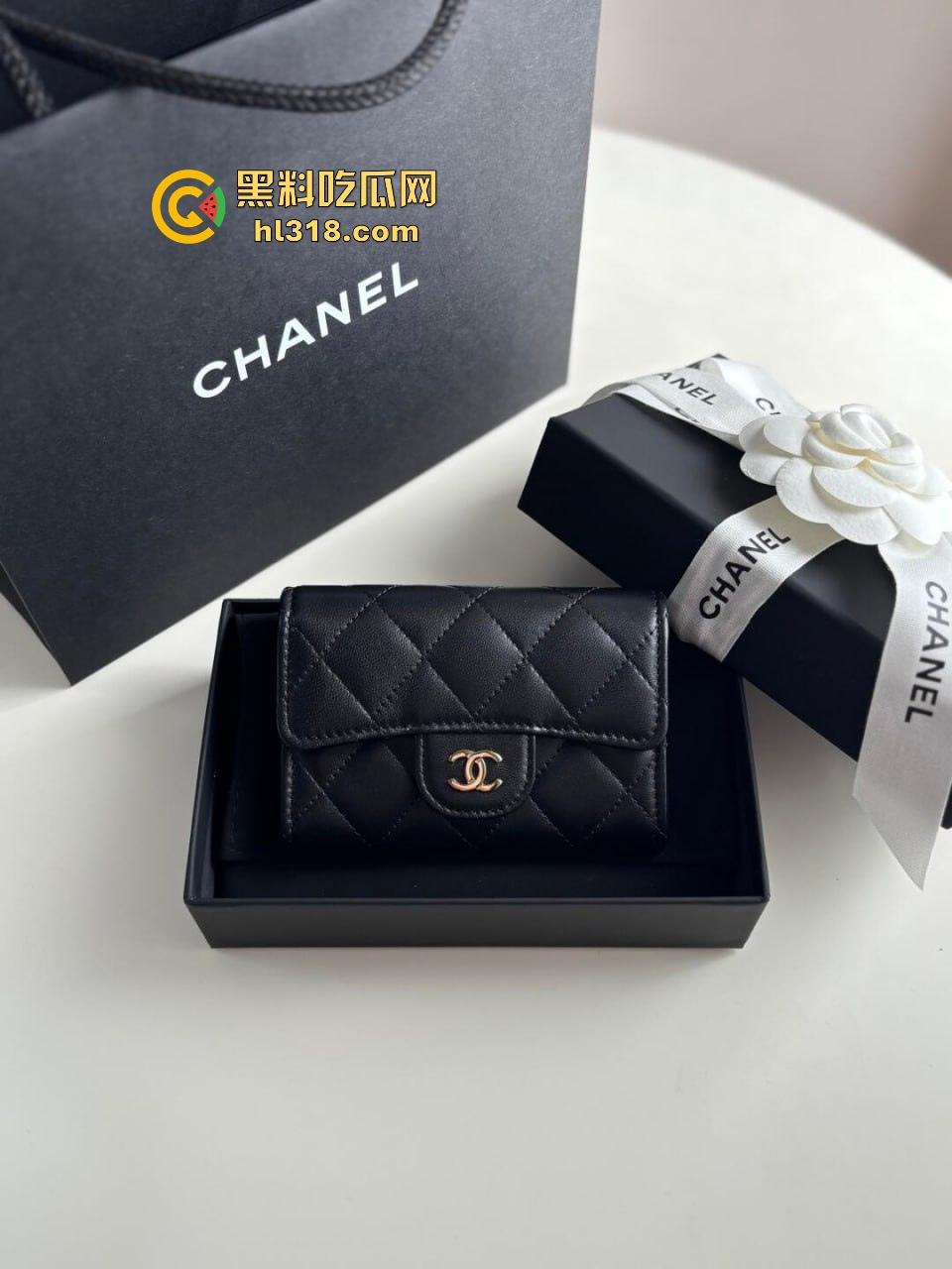 有钱人的玩物，轻轻松松一个小包拿下极品小妹，无套内射绝美小穴，又是羡慕有钱人的一天！