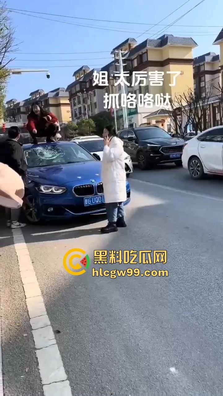 年度最贵抓奸现场，贵州紫云红衣女子怒砸宝马，原配没资格坐车？小三凭啥坐？直接砸烂让谁都别想坐！