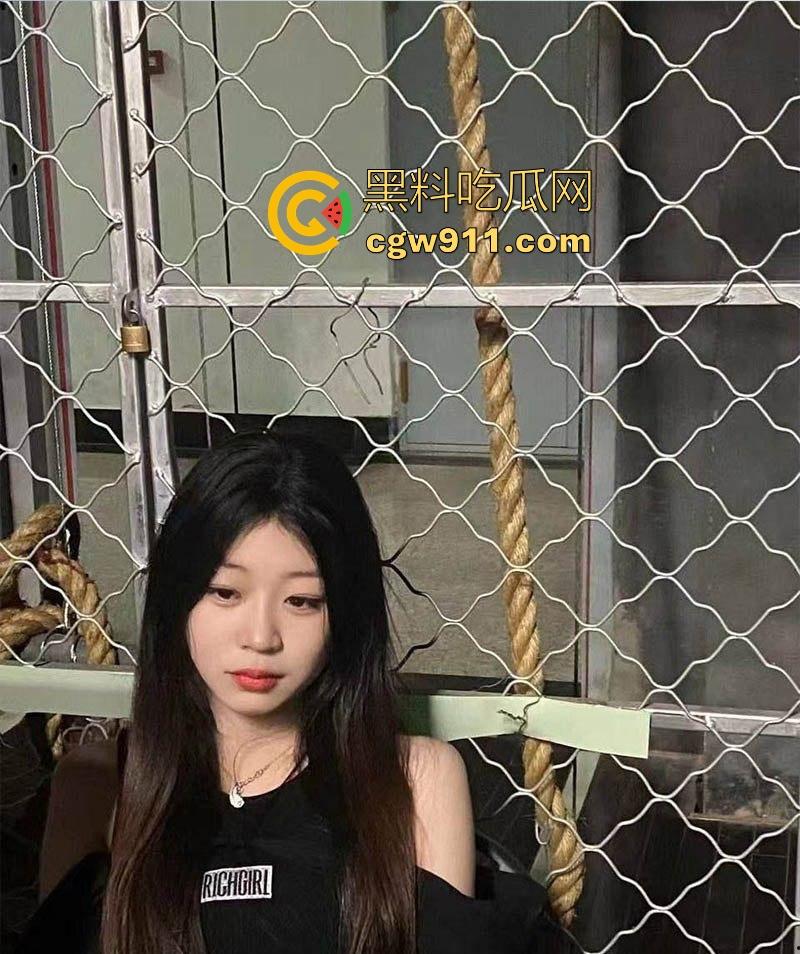 杭州工商学院骚逼反差大学生【廖霄音】蜜桃臀被炮友大屌猛干，高潮瘫软淫叫震天，纤细身材藏不住骚浪本性！