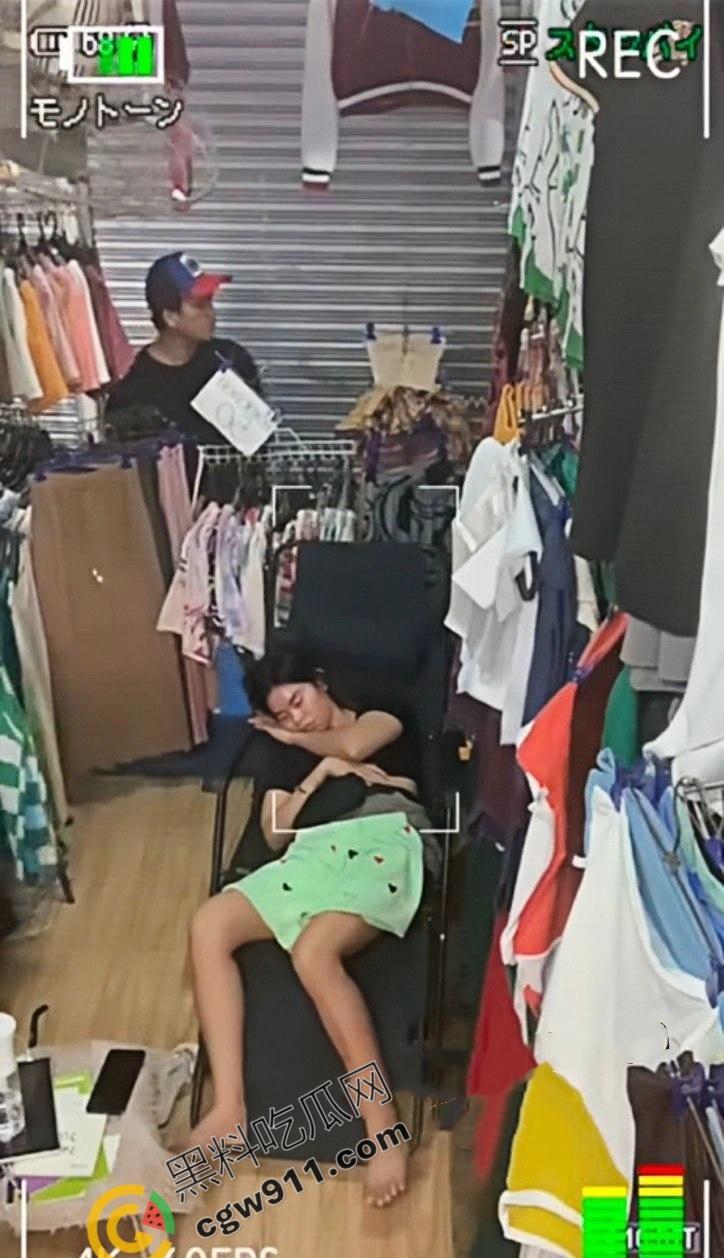 惊爆！变态小偷色胆包天潜入店铺偷亲熟睡女店长，女店长死睡如猪毫无知觉，视频辣眼全网疯传
