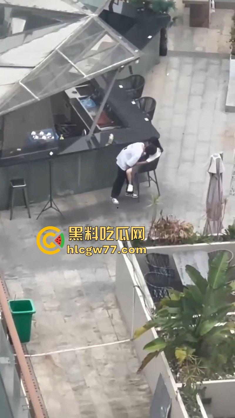 情侣当众发骚！男友大庭广众下给女友抠逼 高潮抽搐视频引爆全网！