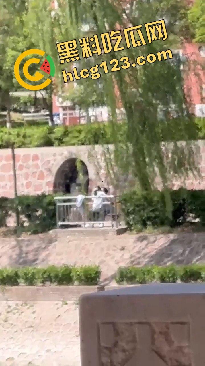 湖边风光无限好，男女干脆现场激情开战！狗仔哥们拍得专业，远景特写全到位！