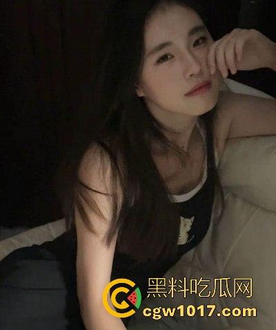 骚是演不出来的！极品骚货看到大鸡巴的脸上都洋溢着笑容，露脸舔硬狂暴骑乘，各种姿势求操求射，这婊子太会玩！