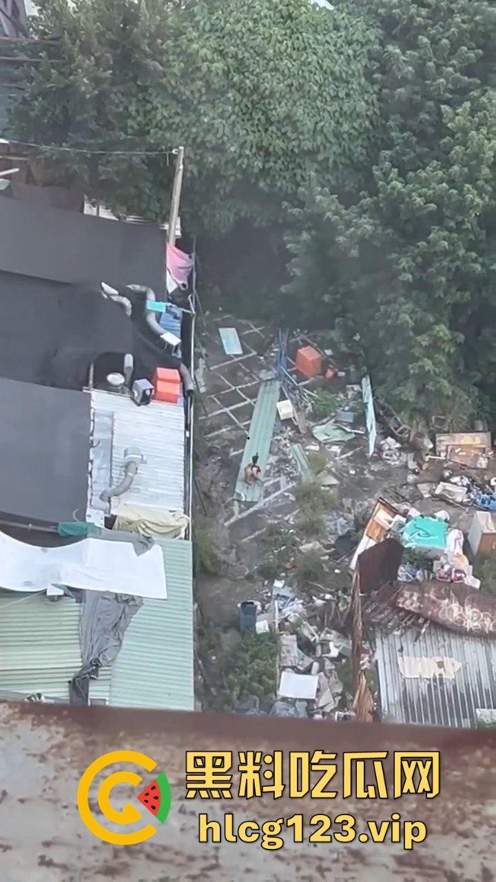 台中垃圾场狠人硬核骚操作！花式操雨伞，捅屁眼，吃瓜群众在高楼全程记录拍摄！
