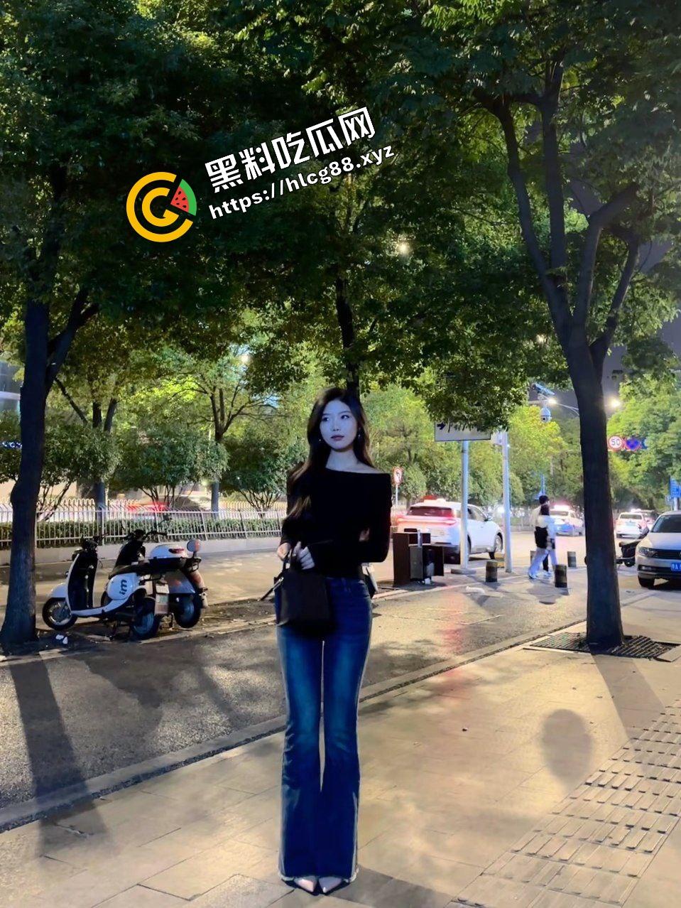 深山里的大山姑玩刺激露出！与单男爬山上树后入打野战，这是要用返祖行为繁殖后代吗？