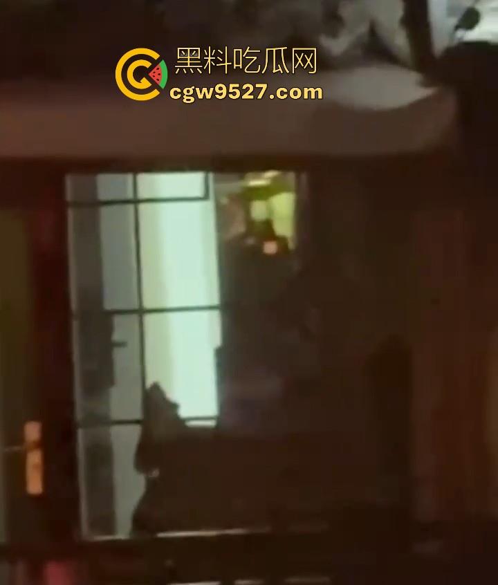 嘉兴西塘临水的民宿，小情侣做爱不拉窗帘被偷拍，江南风，小桥流水人家做爱，泰山压顶到抱起猛操花样百出！