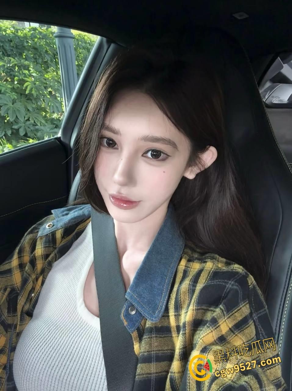 商场逛小吃街，妹妹野外尿尿露出雪白翘臀，勾引哥哥一起去小树林，狂舔骚逼后入爆操，激情内射 !