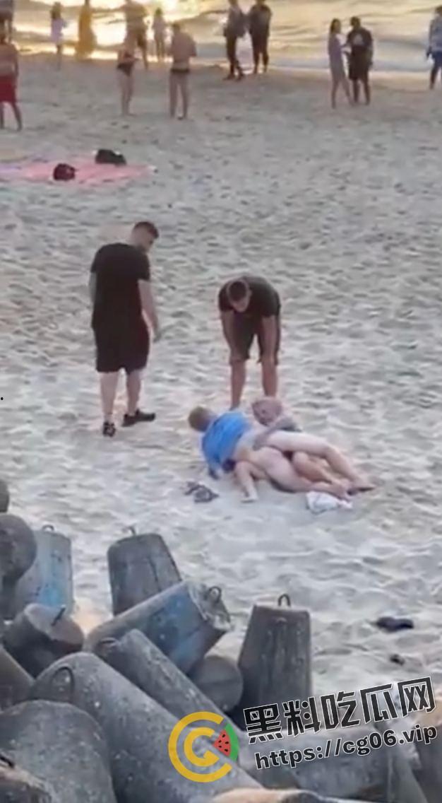 波兰情侣在海滩嗑药磕嗨了当众做爱 被围观指骂还不停 最后被人打到停止