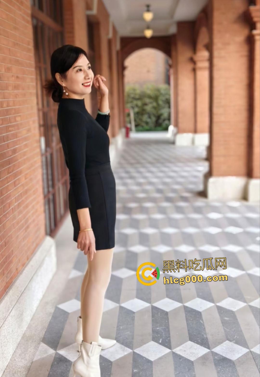 老妈屁眼夹狗尾巴，化身黑丝母狗，逼被儿子狂操，两个洞双通，还吵着要把嘴巴也塞下！