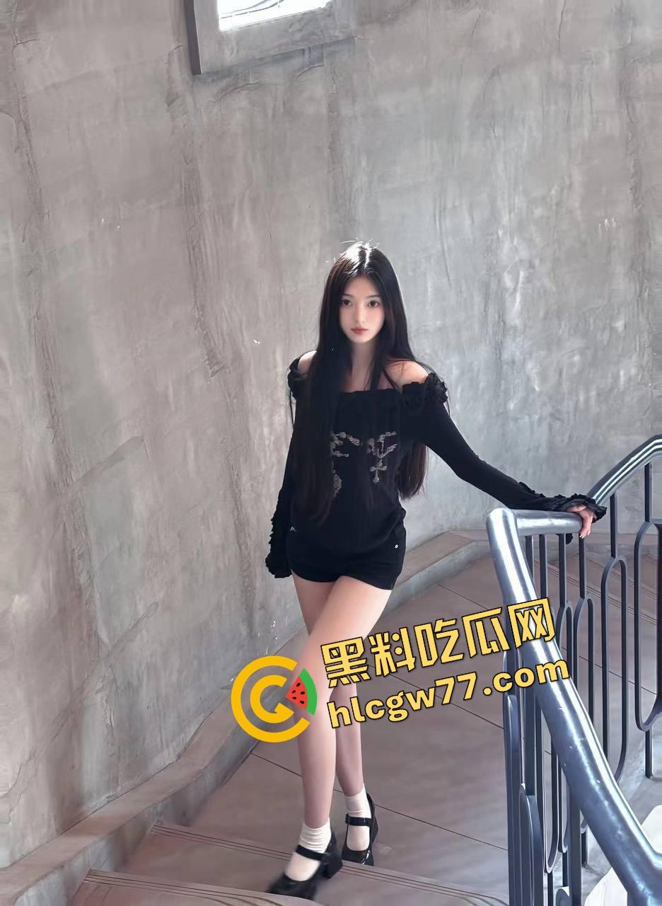 西河舔狗丈夫自愿请人干老婆『顾晚晴』牛仔裤下一甩翘臀，想草的单男报名排队！