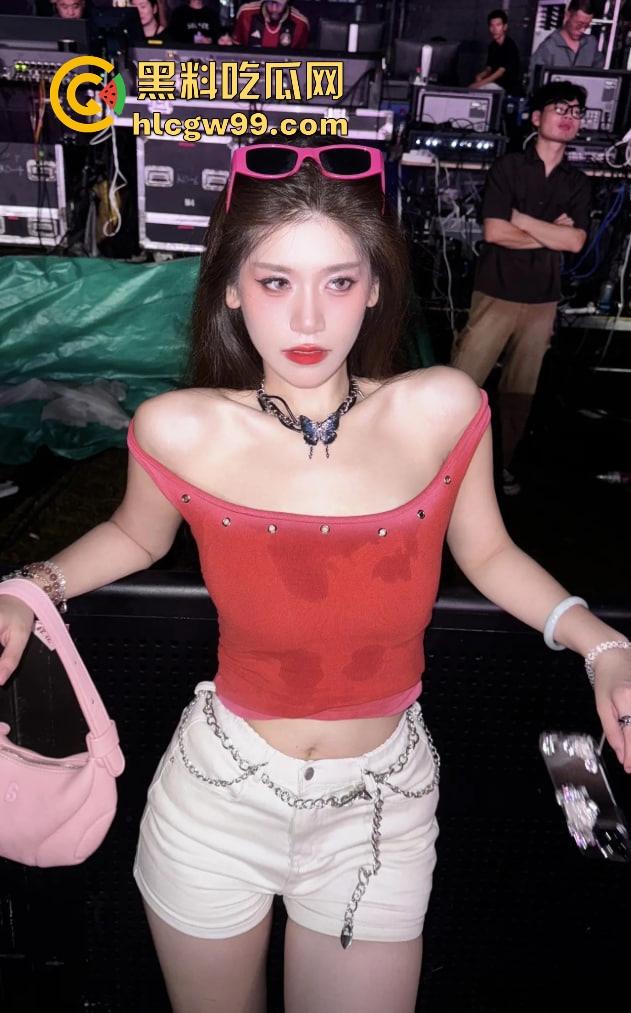 海口电音节小仙女玩得真花，乳贴当衣服半裸晃奶，这是货比三家，方便海王们精挑细选精准下单？