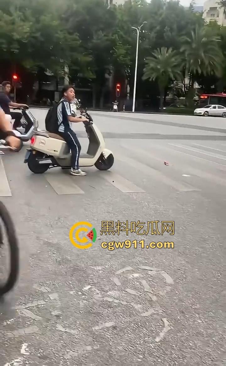 你的外卖正在撞击学生！路怒症外卖员跟骂人学生吵架，外卖心底不服直接掉头撞了上去，学生眼神一下就清澈了！