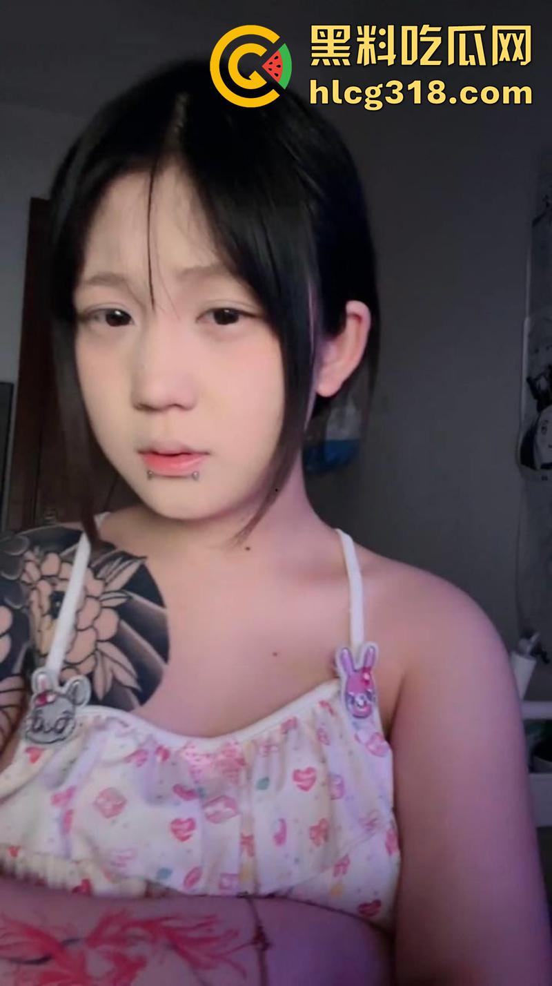 山东临沂巨乳精神小妹【刘鑫鑫】，大奶粉头肥臀母狗，为赚钱下海裸聊发骚，直播录屏视频流出