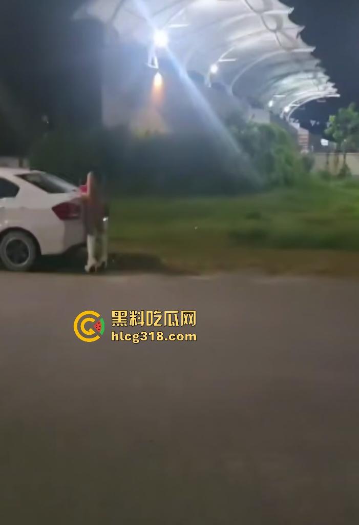 女粉丝提前出演唱会在体育馆外随地大小便！谁知被男友偷拍，渔网袜大奶骚态却素质低劣！