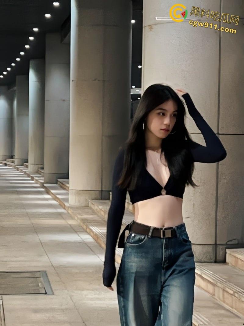 济南大学清纯嫩妹【宋雅欣】，高颜值极品身材，情趣黑丝诱人至极，出租房对镜后入，白嫩肥臀被疯狂打桩！