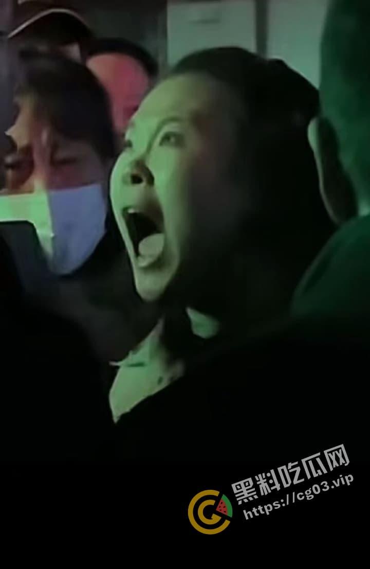 咆哮姐 携父勇闯红灯 趾高气昂大骂路人  舌战群儒 气势磅礴 狗见了都要绕道