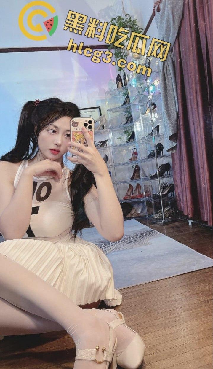 抖音B站巨乳反差婊‘奶白兔兔’:极品网红定制双视角视频+大量私拍照片!”