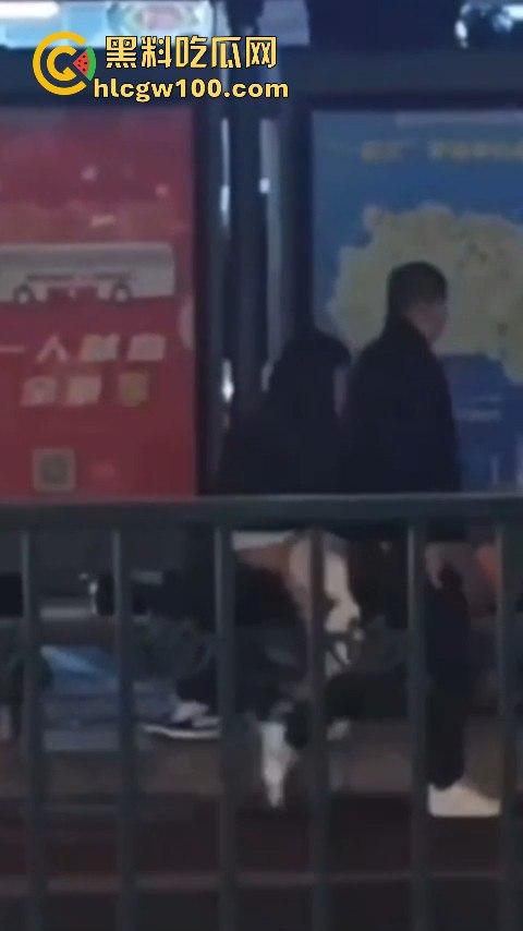 常州大学城公交车站情侣饥渴难耐当街啪啪，各种姿势变换无视路人视频内容劲爆全网疯传！！