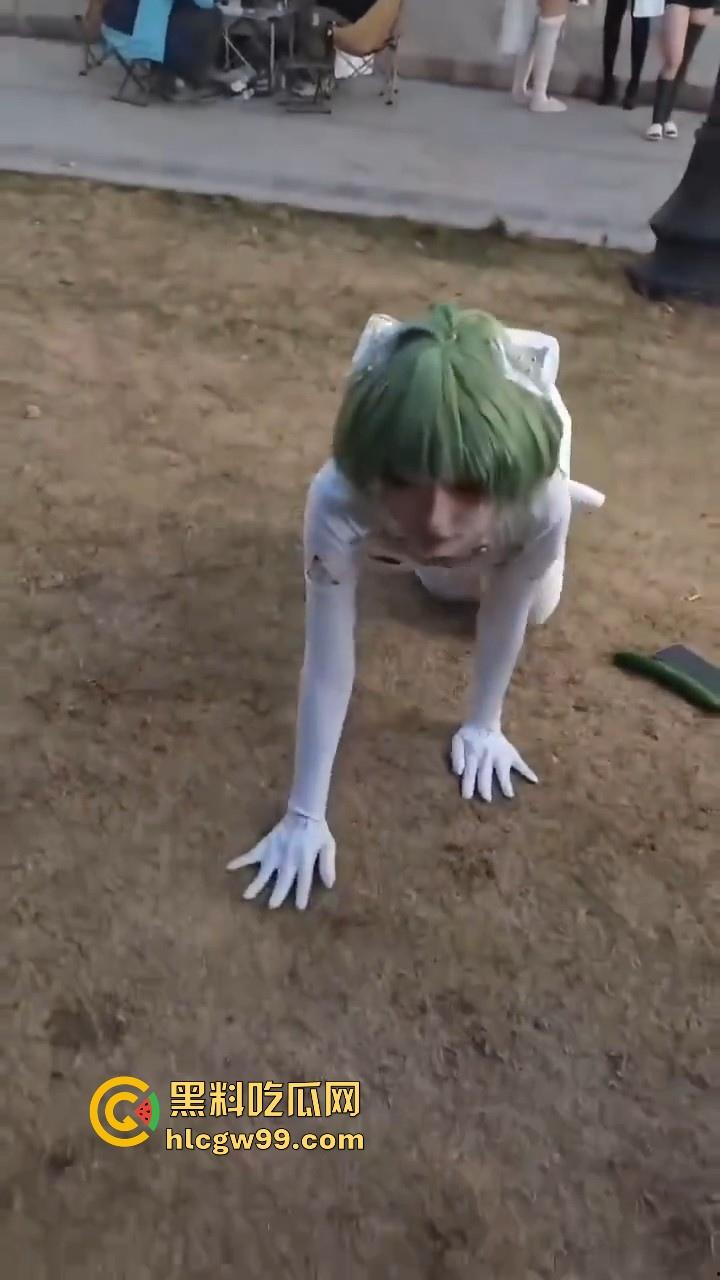 CP漫展前方摄影师发来战报，场外已被福利姬包围，大胆裸漏小穴，这还是国内吗？把我干哪来了？