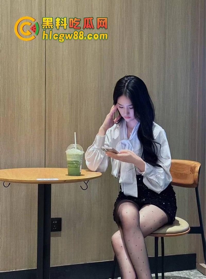 北京大一JK女仆兼职妹『刘婉玉』微信撩两周成功骗炮，白丝嫩妹被后入操哭，奶子上全是精！