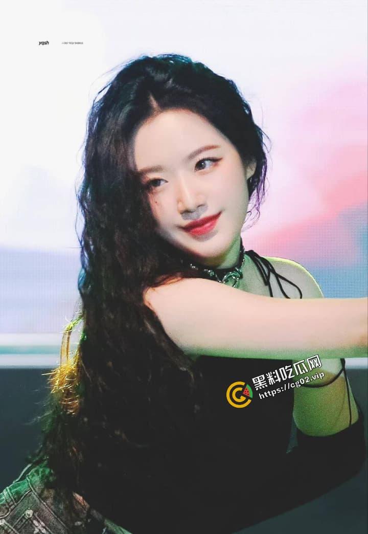 韩国女团 (G) I-DLE 台湾成员 叶舒华 露奶秀 跳舞时动作太大不慎漏点 现场表演真空上阵 褐色乳头小奶一览无余