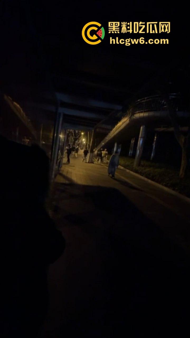 玩大了！江西南昌毛头小伙街头拼刀 装逼青年情绪失控砍断对方手劈 现场血腥视频流出人还挺淡定？