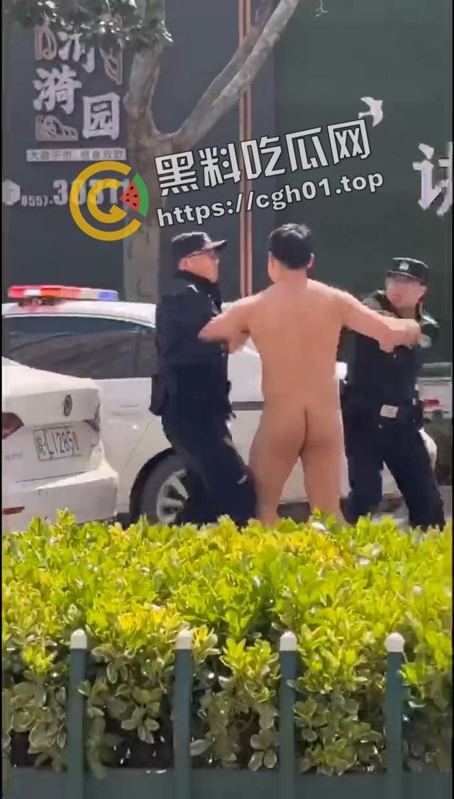 宿州市区内肌肉男裸奔 一人大战三名警察 路人都喊好 前排吃瓜直达