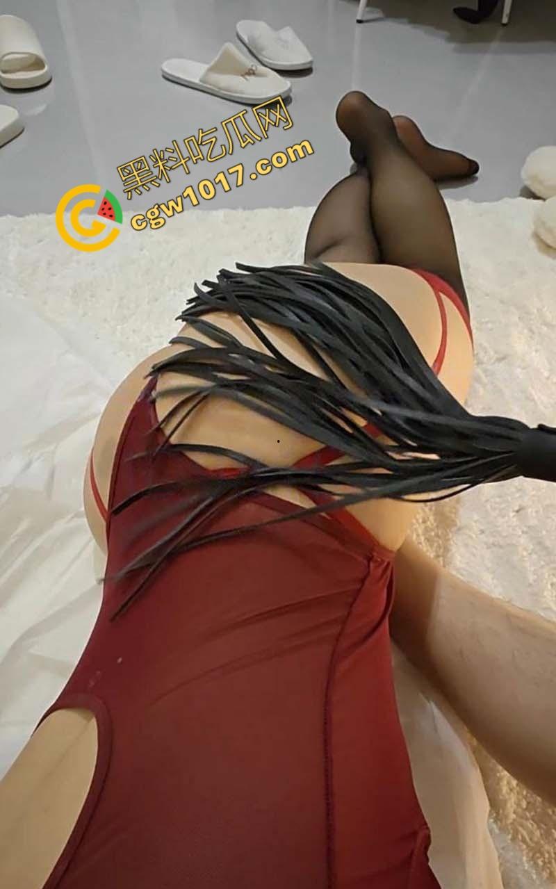 海角大神【野兽绅士】销魂驯兽:将姐姐调教成性奴,背骑遛弯,舔足湿滑,狗叫销魂!