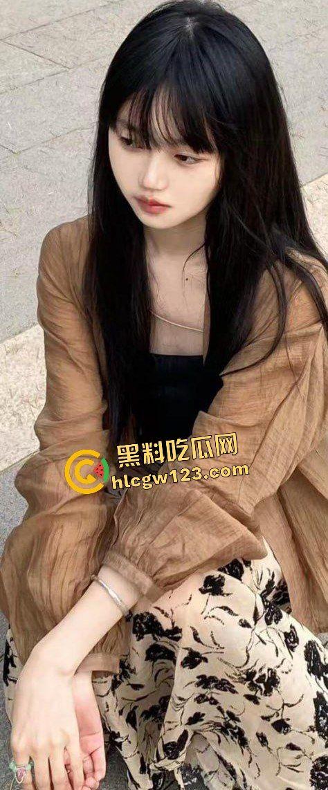 云南第一深情机车男狂操萝莉少女！黑丝床战视频外泄，绿帽女友逼男友看被操实况！