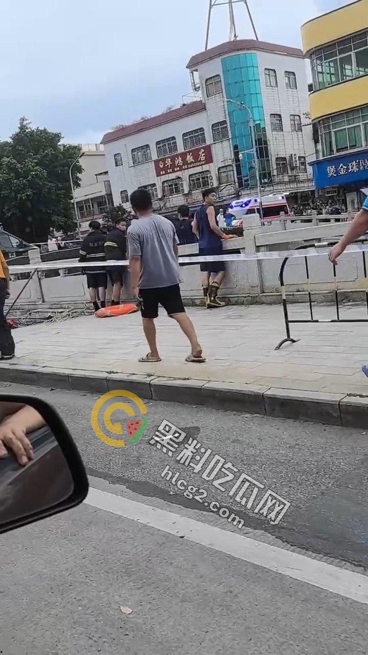 男子跳水原因成谜，岸上吃瓜群众围观看戏：事件背后隐藏着什么秘密？