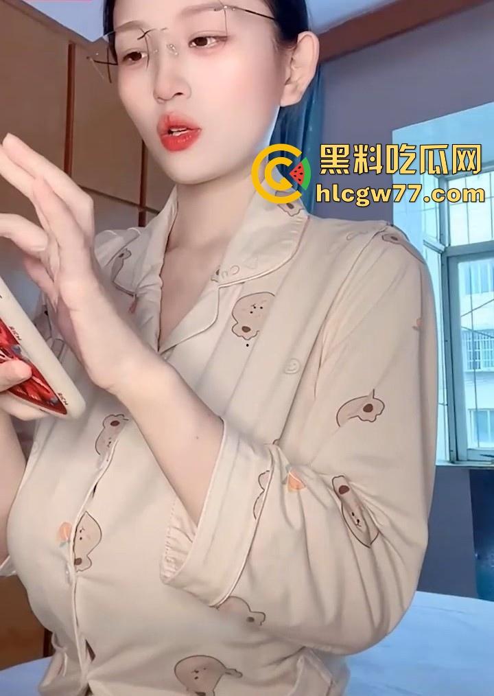 快手哺乳期少妇【晨曦兔子】福利视频流出 极品巨乳被不停揉捏奶水四溢 水晶棒自慰高潮不断！