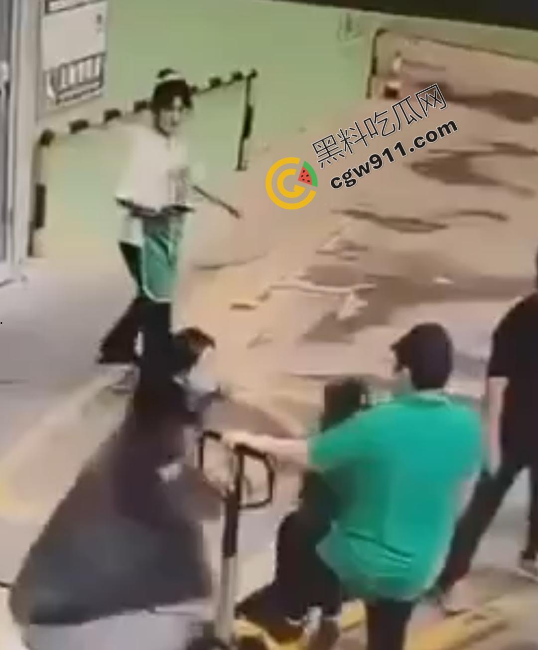 惊悚街头血腥惨案:17岁少女暴怒狂刺小三,刀刀致命,小三惨死街头,血腥残酷场面震惊全网