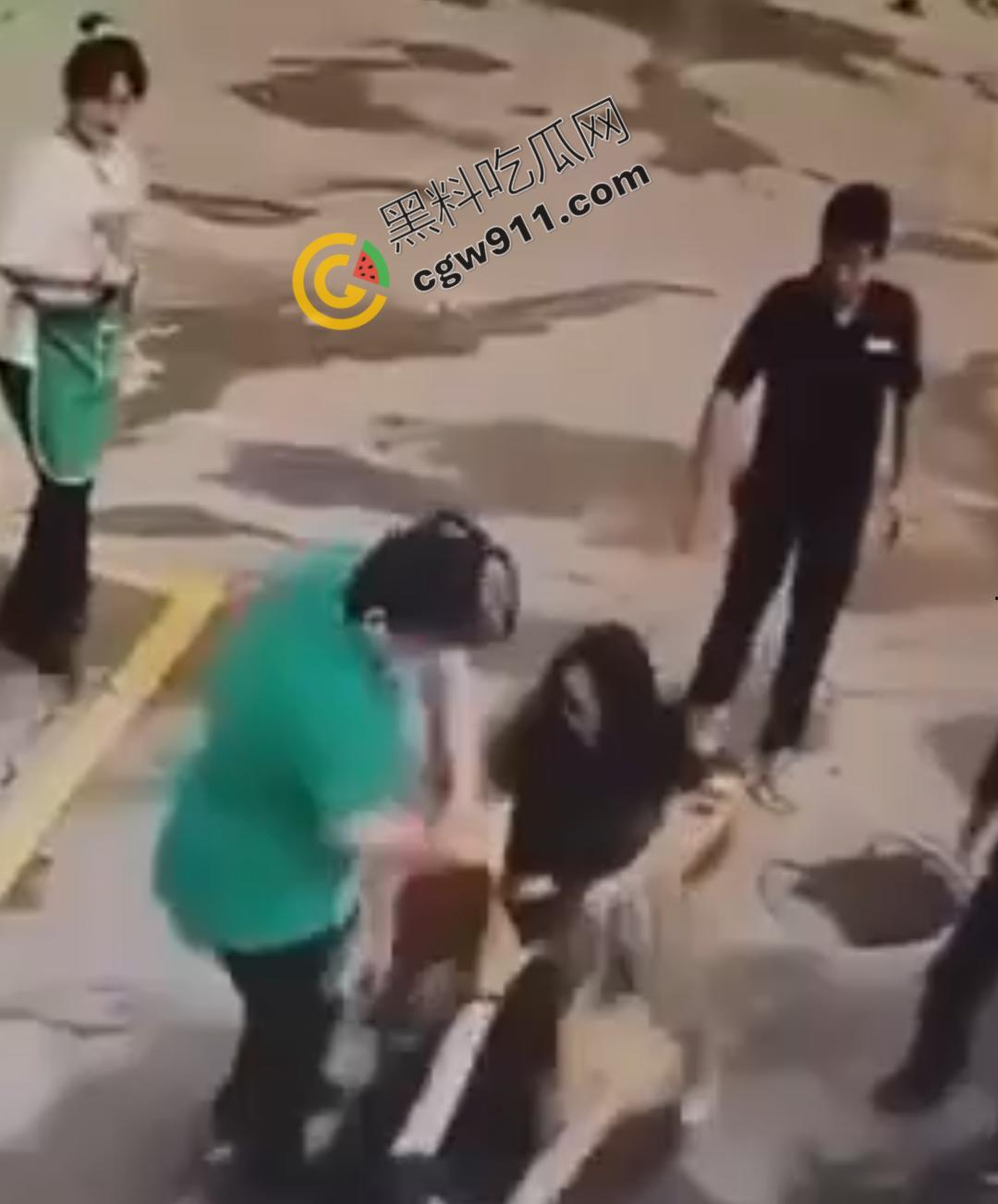 惊悚街头血腥惨案:17岁少女暴怒狂刺小三,刀刀致命,小三惨死街头,血腥残酷场面震惊全网