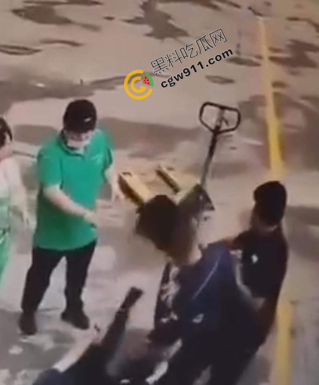 惊悚街头血腥惨案:17岁少女暴怒狂刺小三,刀刀致命,小三惨死街头,血腥残酷场面震惊全网