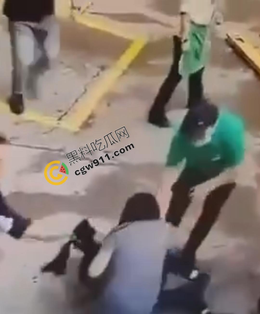 惊悚街头血腥惨案:17岁少女暴怒狂刺小三,刀刀致命,小三惨死街头,血腥残酷场面震惊全网