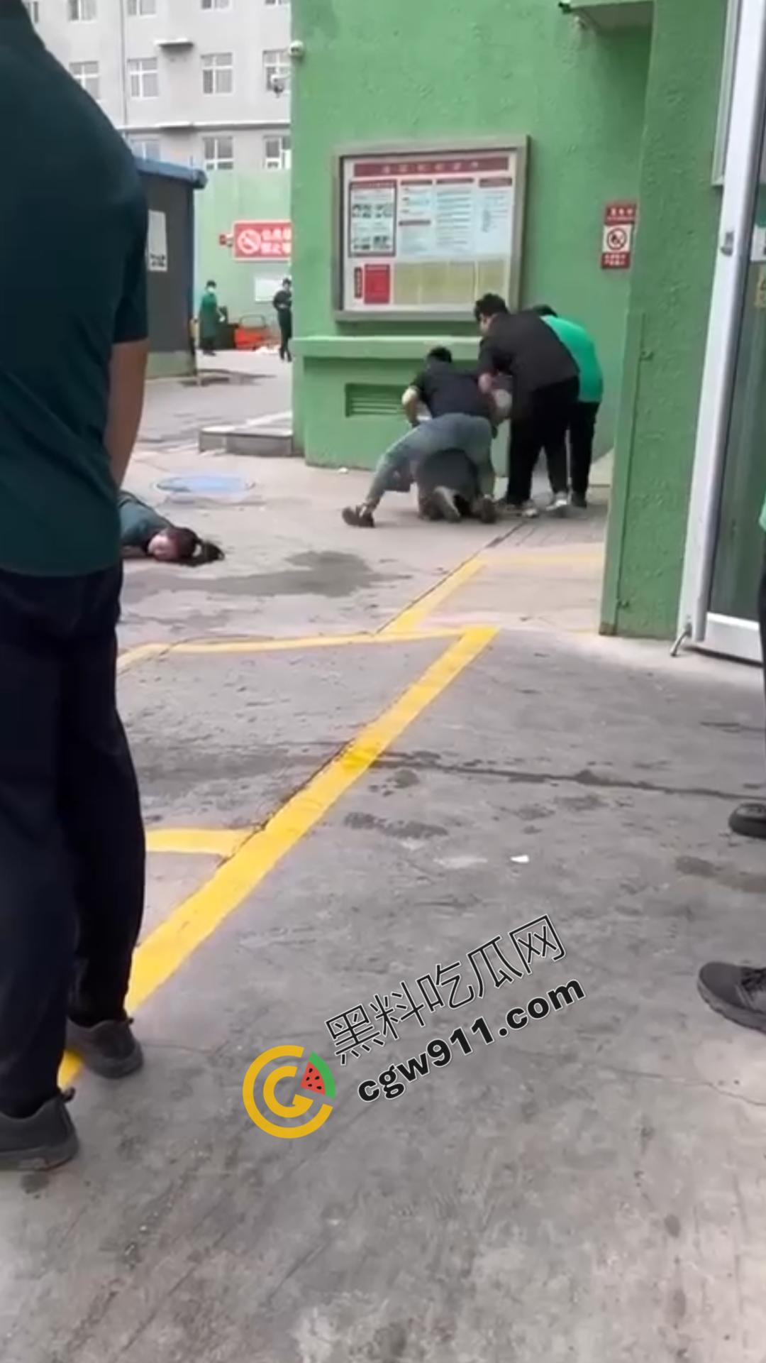 惊悚街头血腥惨案:17岁少女暴怒狂刺小三,刀刀致命,小三惨死街头,血腥残酷场面震惊全网