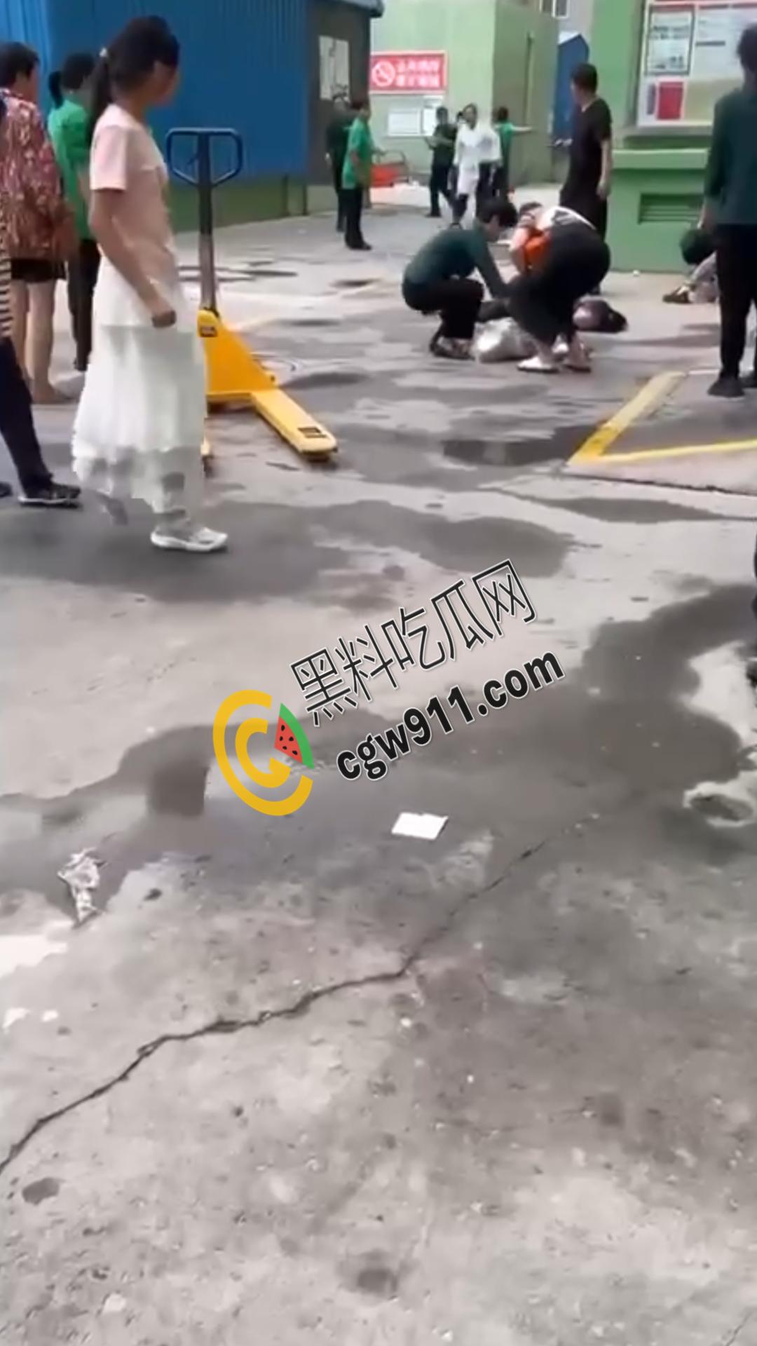 惊悚街头血腥惨案:17岁少女暴怒狂刺小三,刀刀致命,小三惨死街头,血腥残酷场面震惊全网