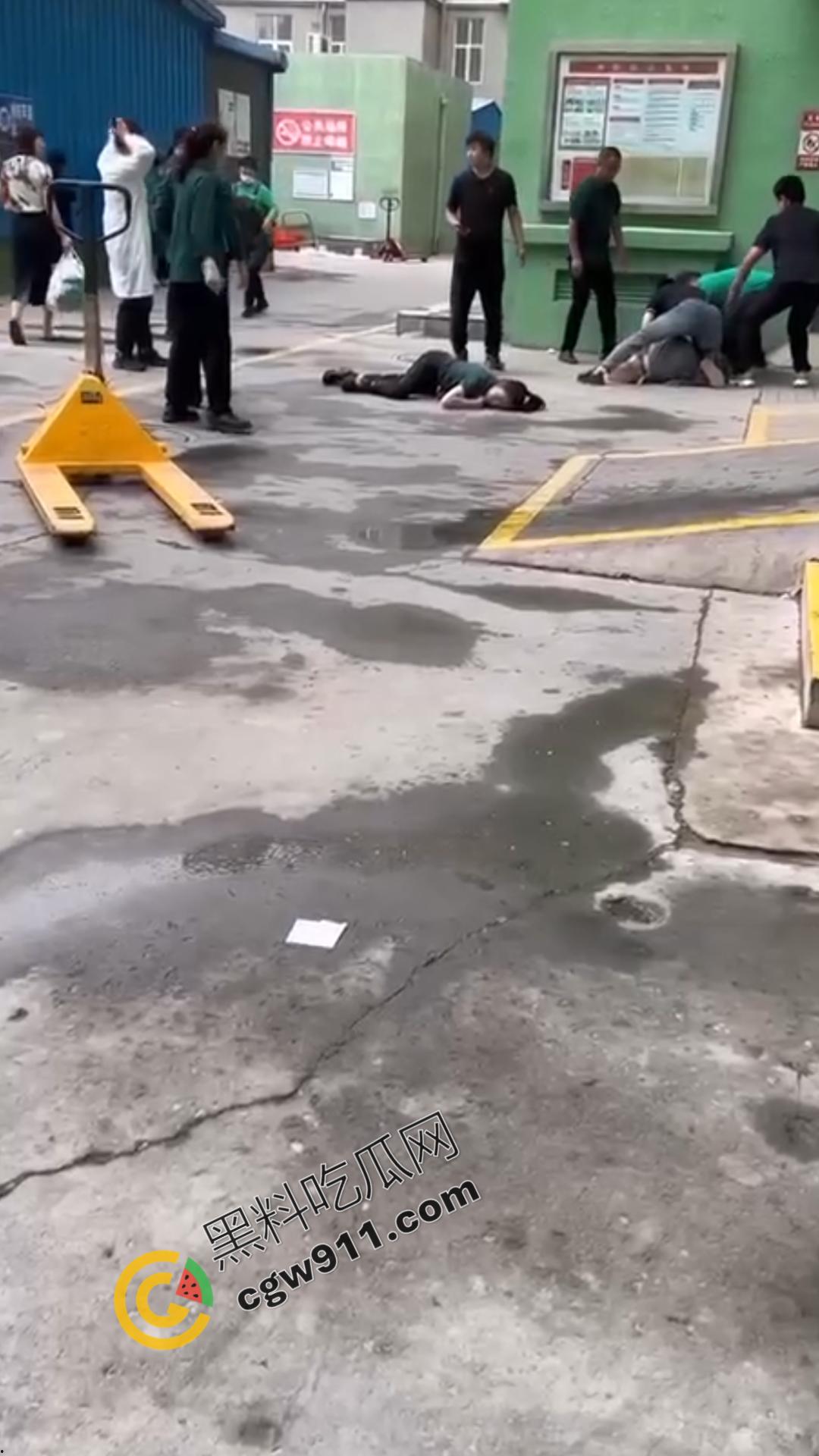 惊悚街头血腥惨案:17岁少女暴怒狂刺小三,刀刀致命,小三惨死街头,血腥残酷场面震惊全网