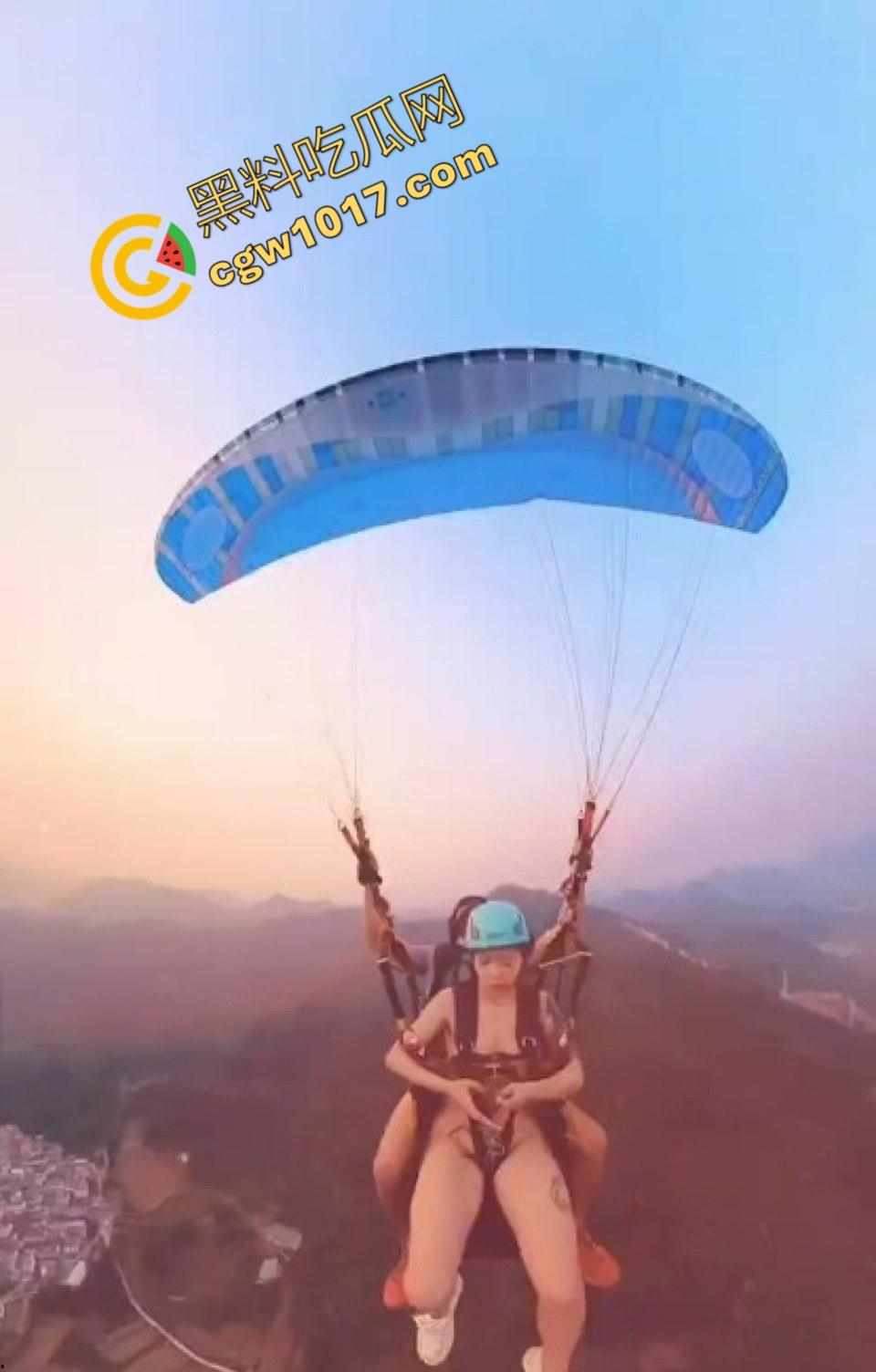 越南岘港上海白领女孩全裸起飞,翘臀隔空振动,惊呼回荡,私处暴露云端,体验高空全裸的双重刺激