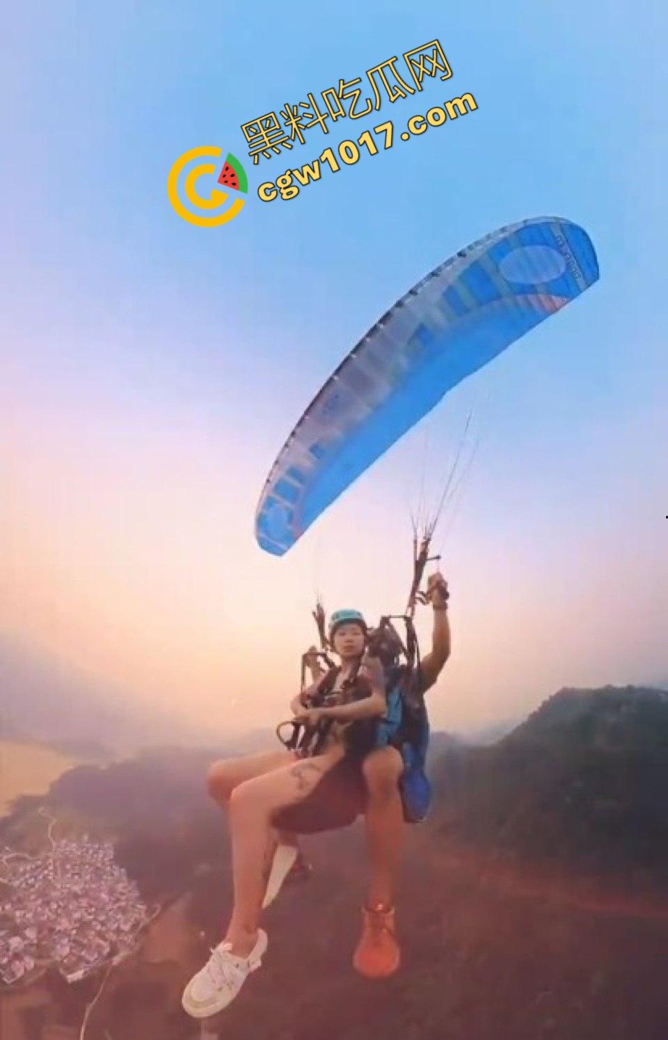 越南岘港上海白领女孩全裸起飞,翘臀隔空振动,惊呼回荡,私处暴露云端,体验高空全裸的双重刺激