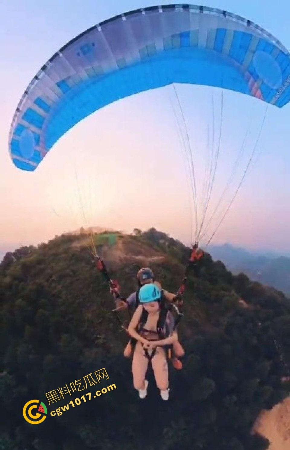 越南岘港上海白领女孩全裸起飞,翘臀隔空振动,惊呼回荡,私处暴露云端,体验高空全裸的双重刺激