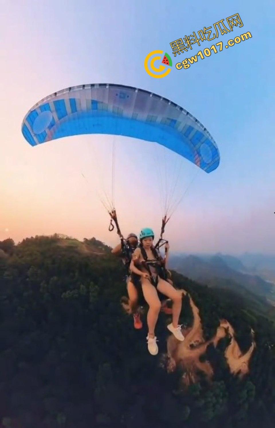 越南岘港上海白领女孩全裸起飞,翘臀隔空振动,惊呼回荡,私处暴露云端,体验高空全裸的双重刺激