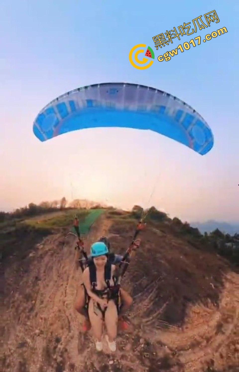 越南岘港上海白领女孩全裸起飞,翘臀隔空振动,惊呼回荡,私处暴露云端,体验高空全裸的双重刺激